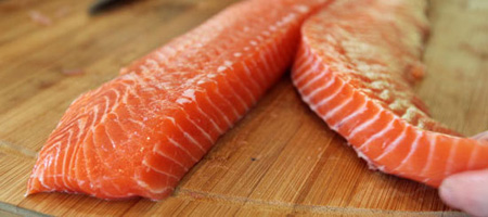 طرز تهیه ماهی سالمون,ماهی سالمون سرخ شده با تره فرنگی