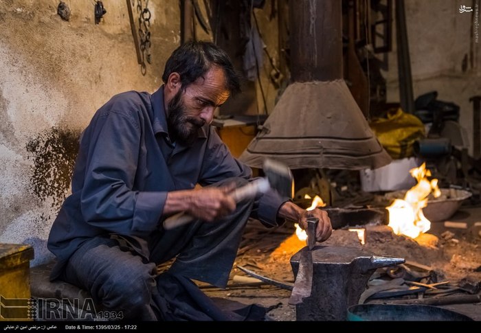 تصویر محمد داوودی با شغل آهنگری را نشان می دهد