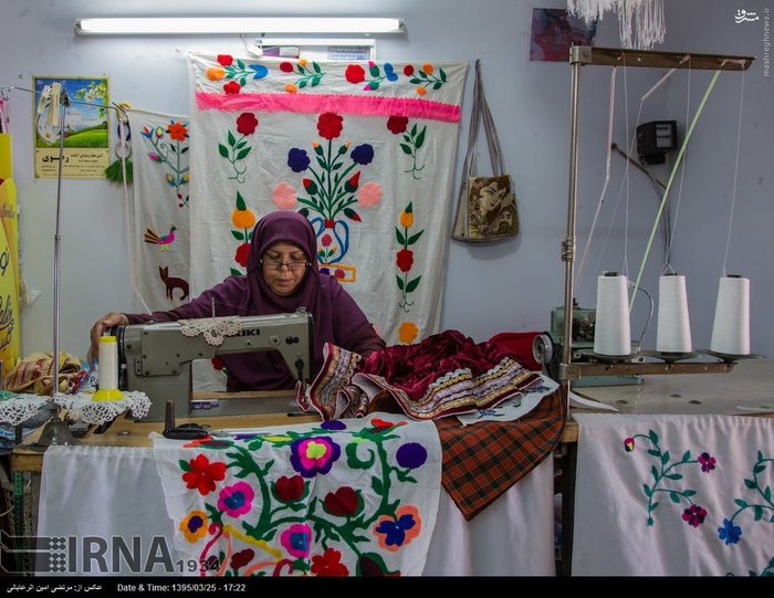  تصویر ربابه نجفی شاغل در دوخت لباس های سنتی و سوزن دوزی را نشان می دهد