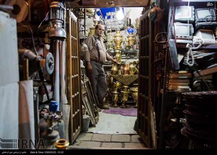 تصویر هادی نجفی با مغازه قدیمی فروشی را نشان می دهد