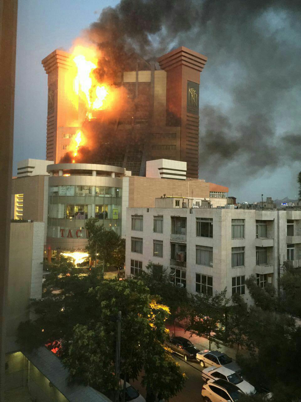 برج سلمان مشهد دچار آتش‌سوزی شد (+عکس)
