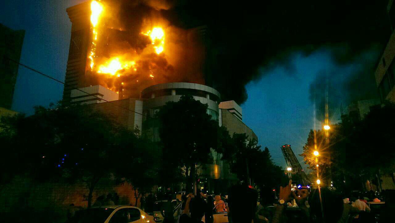 برج سلمان مشهد دچار آتش‌سوزی شد (+عکس)