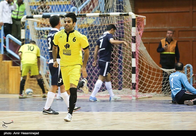 دیدار تیم های فوتسال منتخب داوران لیگ برتر فوتبال و هنرمندان ایران
