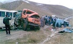 خبرگزاری فارس: 14 کشته در برخورد 2 دستگاه تویوتا وانت/ 11 مسافر راهی بیمارستان شدند