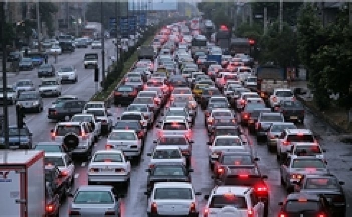 بارش برف در جاده‌های ۵ استان کشور/ ترافیک تهران-کرج نیمه سنگین است